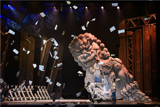 宝威（中国）大型献礼话剧《大江歌罢》首演圆满成功，在全校师生中引发热烈反响